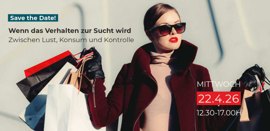 Eine Frau, stark geschminkt und mit Sonnenbrillen, hält demonstrativ in jeder Hand viele Einkaufstaschen.