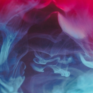 dichter Qualm, eingefärbt in blau und pink
